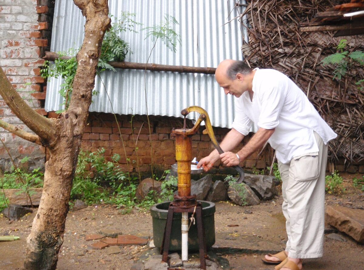 एक सरकारी सर्वेक्षण से पता चलता है कि भूजल के एकत्र किए गए नमूनों में से लगभग पांचवें हिस्से में प्रदूषण की सीमा तय मात्रा से ज्यादा है, जिसमें नाइट्रेट और रेडियोधर्मी यूरेनियम की बड़ी मात्रा शामिल है। फ्लिकर (CC-BY-2.0) के जरिए सुसाना सचिवालय की तस्वीर।