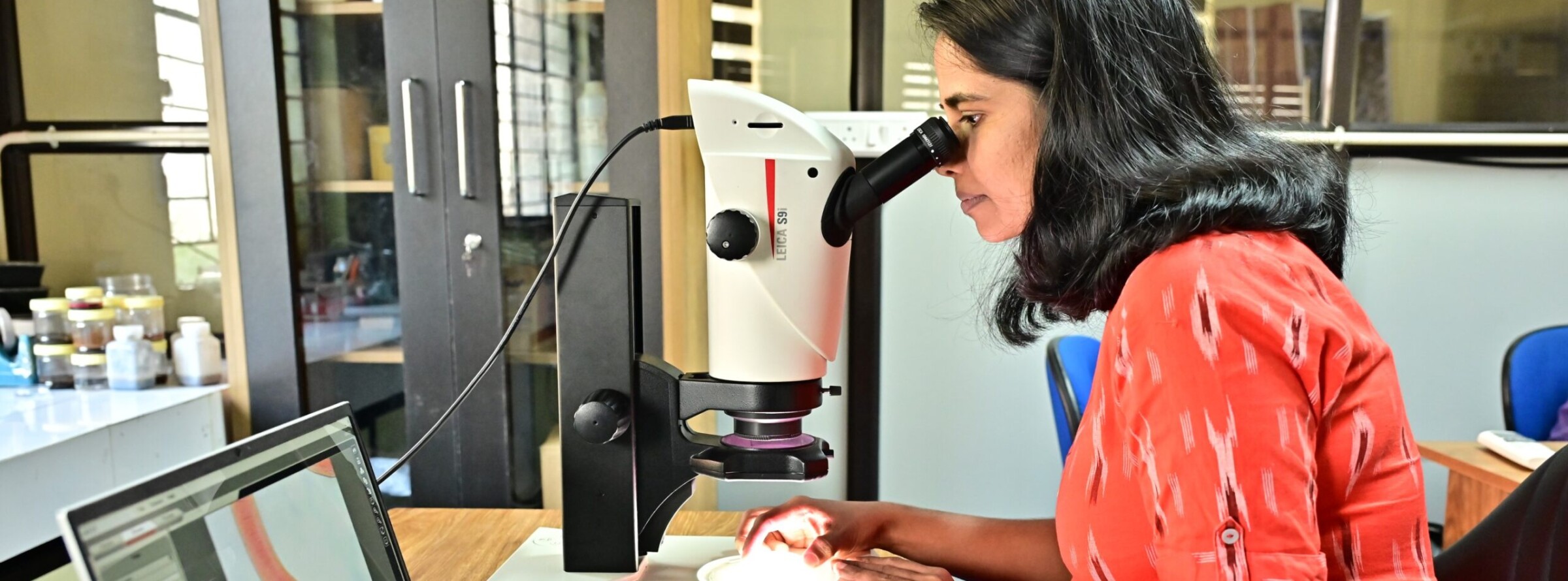 टैक्सोनॉमिस्ट जिनी जैकब एक प्रयोगशाला में नमूने का निरीक्षण करते हुए। उन्हें 2024 में ओशन सेंसस अवार्ड से सम्मानित किया गया, क्योंकि उन्होंने 60 से अधिक नेमाटोड प्रजातियों का दस्तावेजीकरण किया है, जिनमें से चार का उन्होंने औपचारिक रूप से वर्णन किया है। तस्वीर सौजन्य: जिनी जैकब।