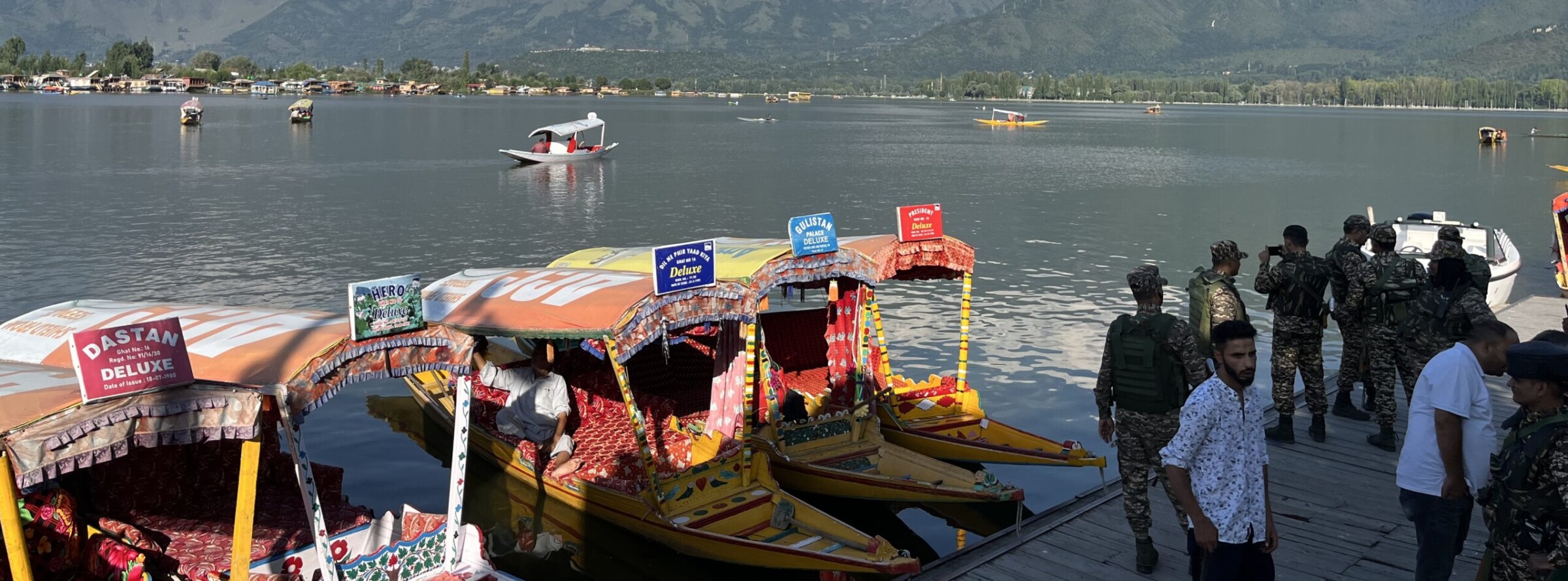 श्रीनगर की डल झील में खड़ा एक शिकारा। तस्वीर- अथर परवेज 