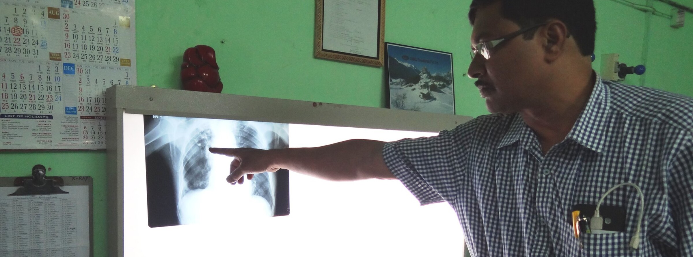 पश्चिम बंगाल के एक अस्पताल में टीबी के मरीज का एक्स-रे देखता हुआ डॉक्टर। फ्लिकर (CC BY-NC-ND 2.0) के जरिए ILO एशिया-पैसिफिक की तस्वीर।