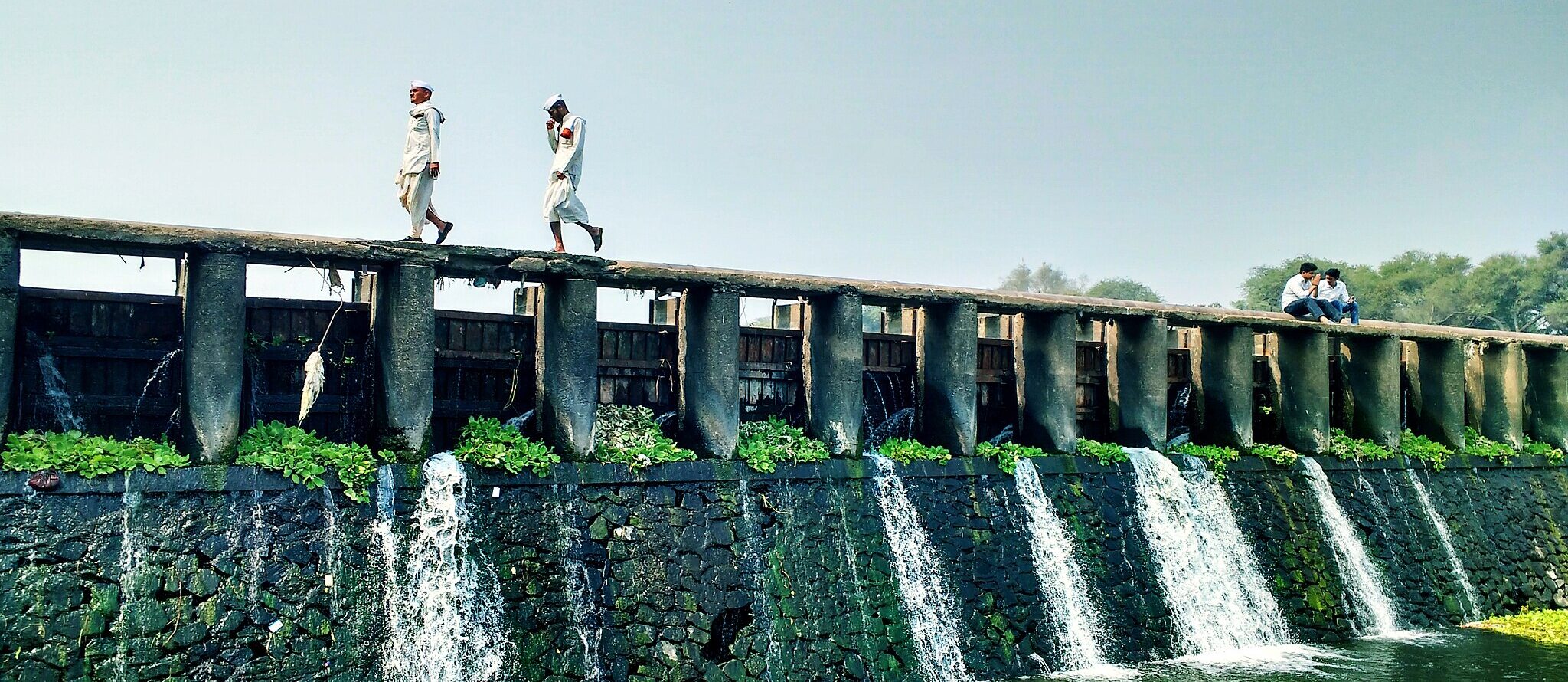 महाराष्ट्र के पुणे में इंद्रायणी नदी पर बना एक तटबंध। तस्वीर- चकितनव्यास, विकिमीडिया कॉमन्स (CC BY-SA 4.0)।