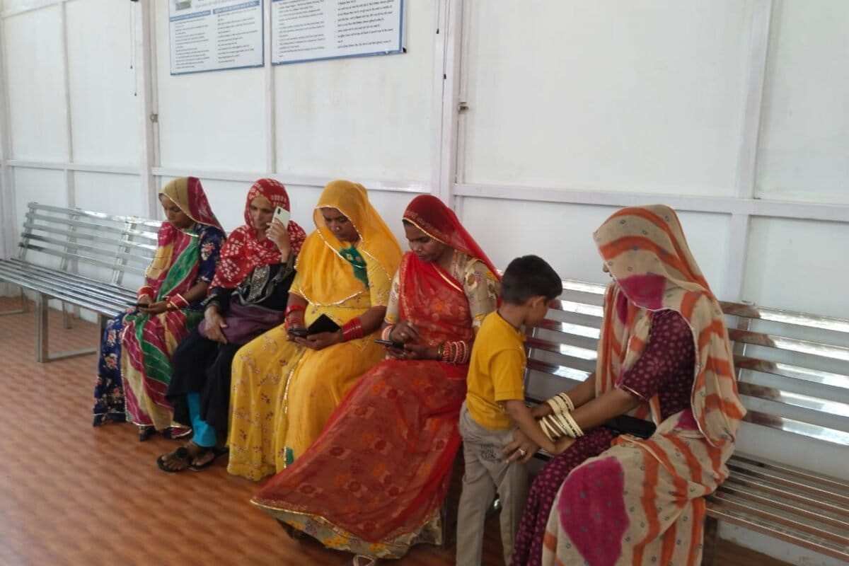 जोधपुर में बने देश के पहले कूलिंग स्टेशन में बैठकर गर्मी से राहत पाते लोग। तस्वीर साभार- महिला हाउसिंग ट्रस्ट