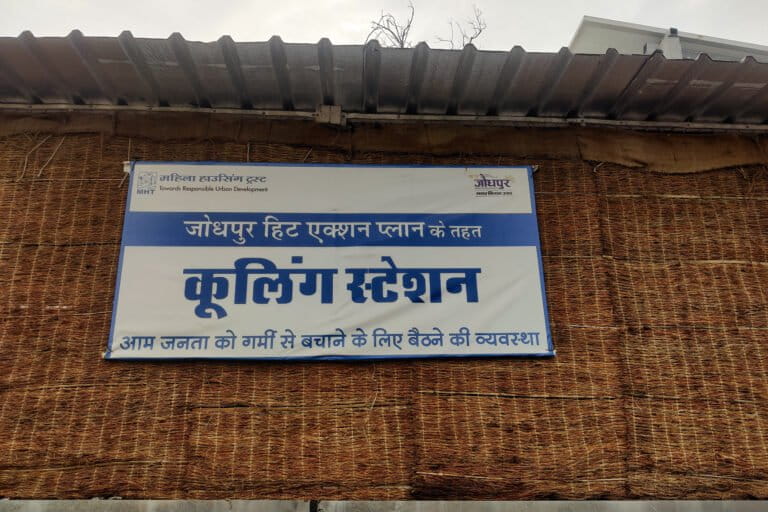 कूलिंग स्टेशन में लगे खस के परदे जिन पर पाइप से पानी गिरता है। इससे बाहर की गर्म हवा ठंडी होकर अंदर आती है। तस्वीर- विशाल कुमार जैन/मोंगाबे