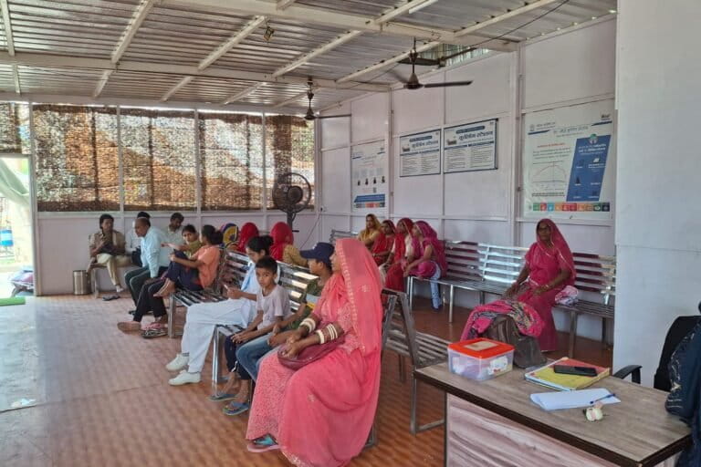 महिला हाउसिंग ट्रस्ट ने पिछले साल देश का पहला नेट जीरो कूलिंग स्टेशन बनाया है। तस्वीर साभार- महिला हाउसिंग ट्रस्ट