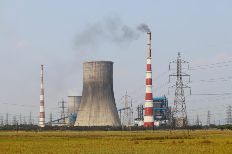 आंध्र प्रदेश के विजयवाड़ा में एक पावर प्लांट की चिमनी से निकलता धुआं। तस्वीर- शरत जी, Pexels (CC0 1.0)