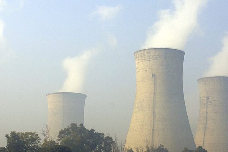 पंजाब के बठिंडा में एक पावर प्लांट। तस्वीर- गिरिधर यासा, फिल्कर (CC BY 2.0)।