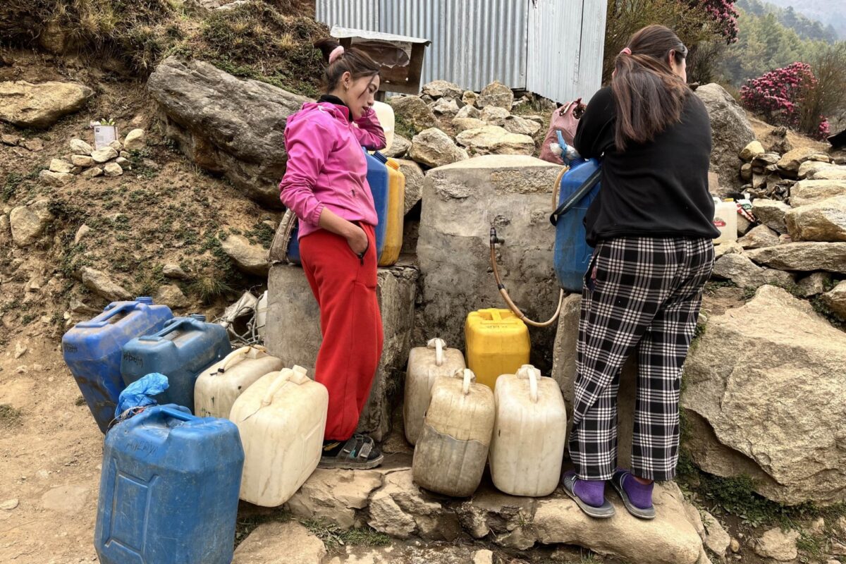 हिंदू कुश हिमालय क्षेत्र में 24.1 करोड़ से भी ज़्यादा लोग रहते हैं और अपने जीवनयापन और आजीविका के लिए इस क्षेत्र के प्राकृतिक संसाधनों पर निर्भर हैं। तस्वीर: निधि जामवाल द्वारा।