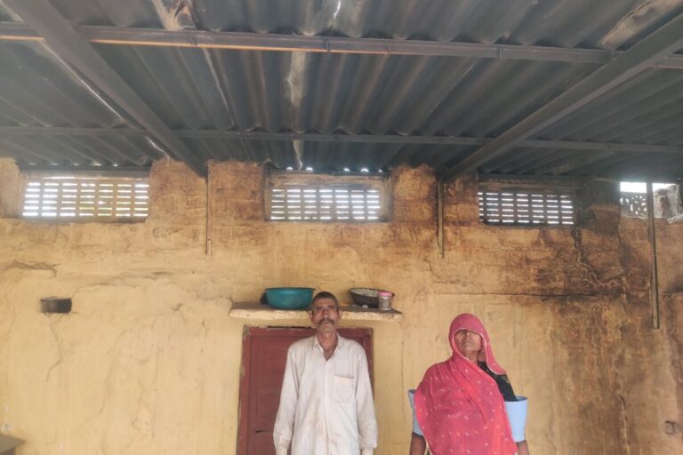 जोजरी की प्रदूषित धारा स्थानीय निवासियों के घरों के नीचे से होकर बहती है, जिससे मकानों में दरारें पड़ जाती हैं। तस्वीर - विशाल कुमार जैन\मोंगाबे।
