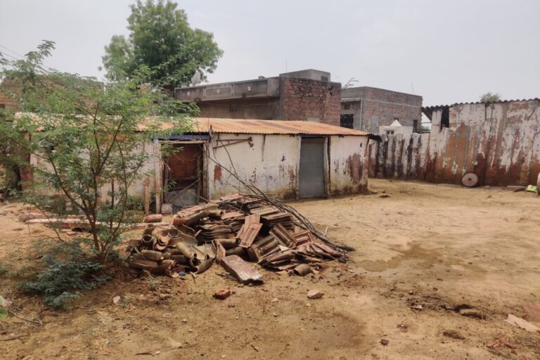 राकेश देवासी का 14 साल से बंद पड़ा घर। इलाके के कई लोग पलायन करके ऐसी जगहों पर जा रहे हैं जहां गंदे पानी की समस्या नहीं है। तस्वीर –विशाल कुमार जैन\मोंगाबे।
