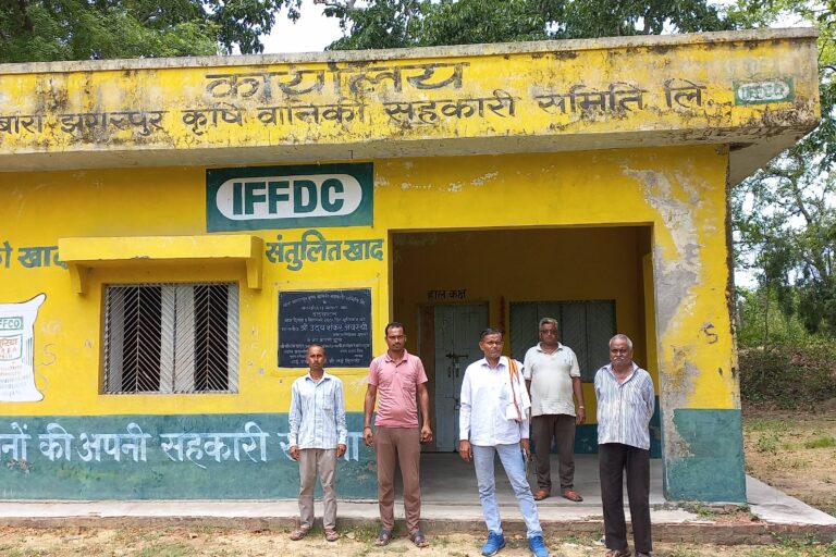 बारा झगरपुर कृषि वानिकी कार्यालय पर समिति से जुड़े किसान। तस्वीर- सुमित यादव/मोंगाबे
