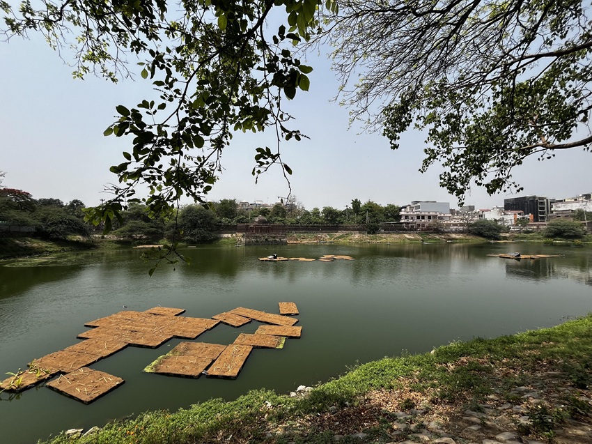 हौज़-ए-शम्सी का निर्माण 1230 ई. में दिल्ली सल्तनत के तीसरे सुल्तान के शमशुद्दीन इल्तुतमिश ने करवाया था। वह गुलाम वंश से ताल्लुक रखते थे। तस्वीर - निधि जामवाल।