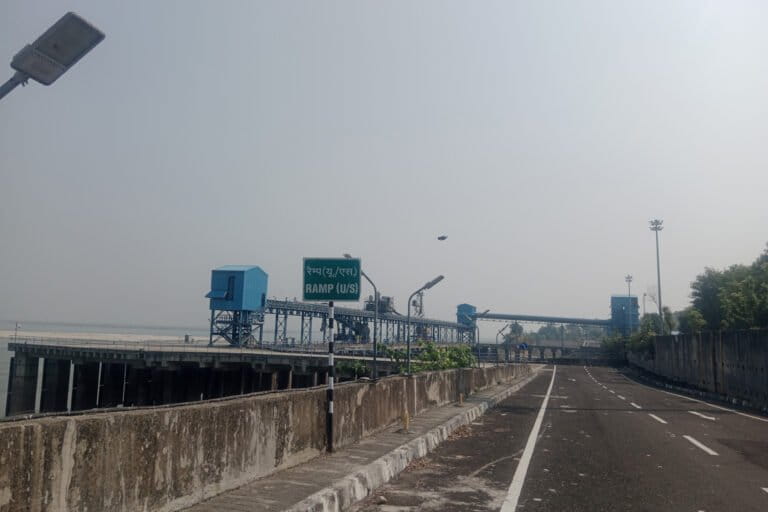साहिबगंज मल्टीमॉडल टर्मिनल में पहले फेज का संरचनात्मक निर्माण पूरा हो चुका है। तस्वीर- राहुल सिंह/मोंगाबे