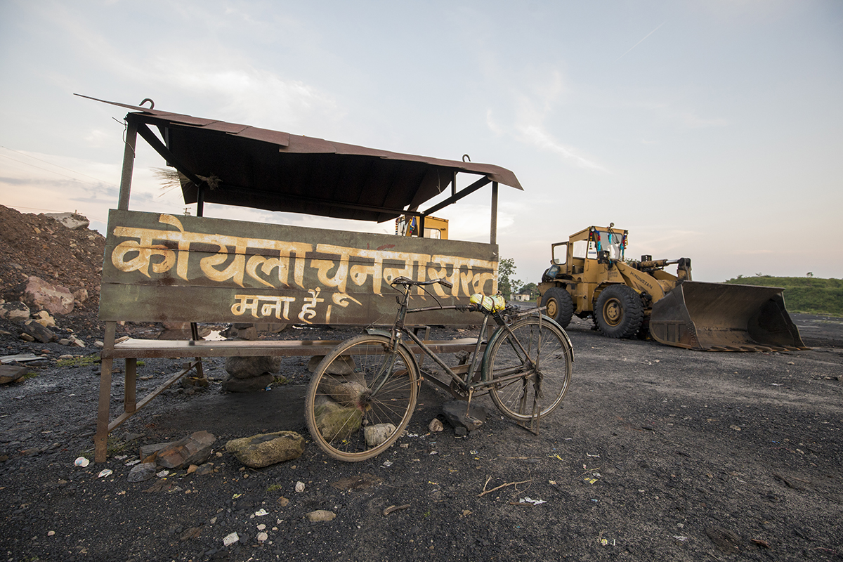 भारत की ऊर्जा जरूरतें अभी भी कोयले का बोलबाला है और कार्बन उत्सर्जन ज्यादा हो रहा है। हजारों लोग अपनी आजीविका के लिए सीधे या किसी ओर तरीके से कोयला पर निर्भर हैं। तस्वीर: श्रीकांत चौधरी/मोंगाबे।