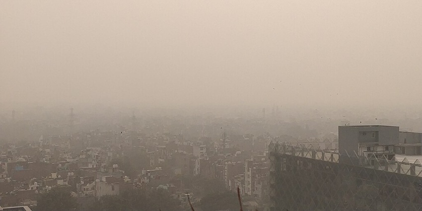 जहरीली हवा की चपेट में दिल्ली। शहरी भारत का बड़ा हिस्सा अभी भी झुग्गी-झोपड़ियों या अनौपचारिक बस्तियों में रहता है और वायु प्रदूषण की स्थिति गंभीर बनी हुई है। विकिमीडिया कॉमन्स के जरिए (CC BY SA 4.0) Prami.ap90 द्वारा ली गई तस्वीर ।