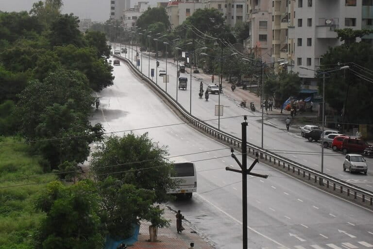 पुणे शहर के सूस रोड पर बारिश का नजारा। यहां हाल ही में हुए एक अध्ययन में पाया गया है कि डेंगू से होने वाली मौतों में 13% तक वृद्धि हो सकती है। 0.5 मिमी से 150 मिमी के बीच कुल वर्षा वाले हफ्तों में डेंगू के ज्यादा मामले देखे गए हैं। तस्वीर- Tatiraju.rishabh, विकिमीडिया कॉमन्स (CC BY 3.0)