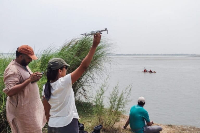 वाइल्डलाइफ कंजर्वेशन ट्रस्ट और टेक्नोलॉजी फॉर वाइल्डलाइफ फाउंडेशन की प्रोजेक्ट टीम सर्वे के लिए ड्रोन और नाव का इस्तेमाल कर रही है। तस्वीर © नैन्सी एलिस/टेक्नोलॉजी फॉर वाइल्डलाइफ फाउंडेशन