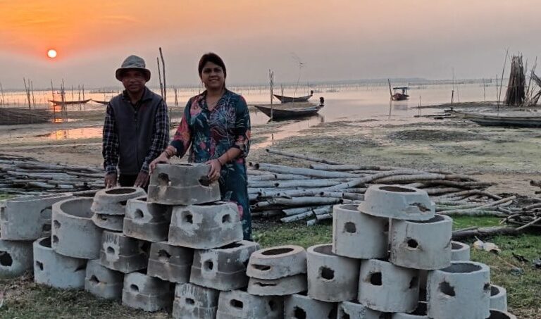दीनबंधु साहू और संजुक्ता साहू अपनी डिजाइन की गई आर्टिफिशियल संरचनाओं के साथ। तस्वीर: दीनबंधु साहू।
