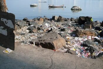 मुंबई के तटों पर समुद्री कचरे का जमाव। तस्वीर- मार्विन 101, विकिमीडिया कॉमन्स (CC BY-SA 3.0)  
