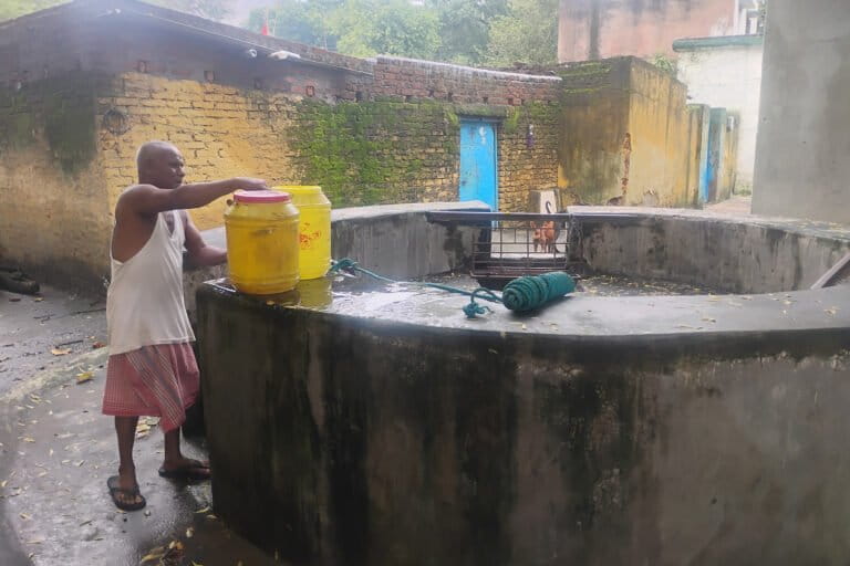 यह ऐतिहासिक कुआं 100 वर्ष पुराना है जिसे हाल ही में पुनर्जीवित किया गया है। तस्वीर- सत्यम कुमार/मोंगाबे