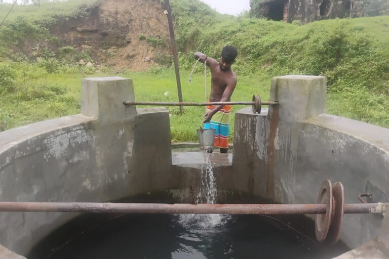 बैरा कॉलोनी के पुनर्जीवित कुएं से पानी भरते स्थानीय निवासी। तस्वीर- सत्यम कुमार/मोंगाबे