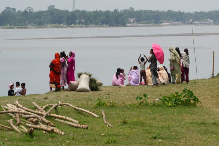 बैनर तस्वीर: बारपेटा में बेकी नदी के किनारे नाव का इंतज़ार करते ग्रामीण। तस्वीर - शैलेष श्रीवास्तव/मोंगाबे।