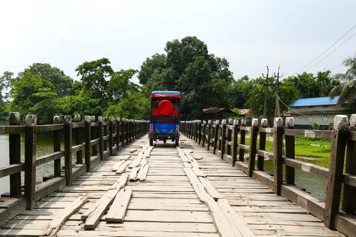 इलेक्ट्रिक रिक्शा ने असम के दूरदराज के नदी द्वीपों में आवागमन की सुविधा को पूरा किया है। तस्वीर - शैलेष श्रीवास्तव/मोंगाबे।