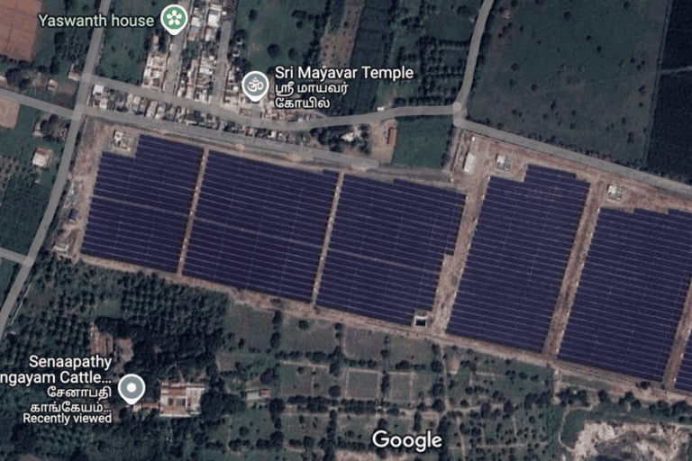 गूगल मैप्स के एक स्क्रीनशॉट में सौर पार्क का दृश्य, जिसके एक तरफ नल्लपुरम कॉलोनी और दूसरी तरफ सेनापति कांगेयम कैटल रिसर्च फाउंडेशन है।