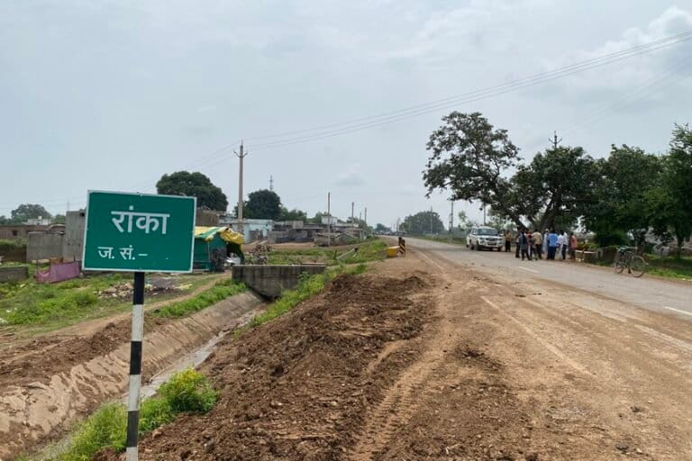 छत्तीसगढ़ के बेमेतरा ज़िले का गांव रांका, जहां के निवासी प्रस्तावित इथेनॉल संयंत्र का विरोध कर रहे हैं। तस्वीर: आयुषी शर्मा/मोंगाबे।