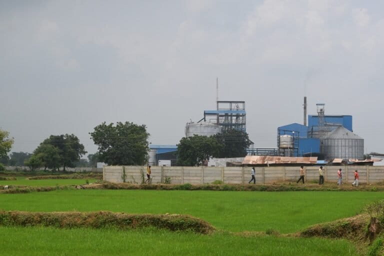 छत्तीसगढ़ के एक गाँव पथर्रा में इथेनॉल संयंत्र। राज्य सरकार इथेनॉल उत्पादन के विस्तार पर जोर दे रही है। तस्वीर: आयुषी शर्मा/मोंगाबे।