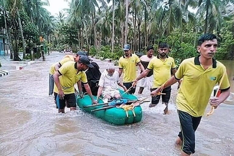 2018 में, केरल में तबाही लाने वाली बाढ़ के दौरान व्हाइट गार्ड स्वयंसेवक बचाव अभियान चलाया गया था। विशेषज्ञों का कहना है कि जब कोई जलवायु आपदा आती है, तो स्थानीय स्तर पर विकास के लिए दिए गए वित्तीय संसाधनों का इस्तेमाल करना सबसे ज्यादा असरदार होता है, क्योंकि जमीनी स्तर पर काम करने वाले स्थानीय अधिकारियों को पता होता है कि वास्तव में क्या जरूरी है। तस्वीर- Msp7com, विकिमीडिया कॉमन्स (CC BY-SA 4.0) के माध्यम से।