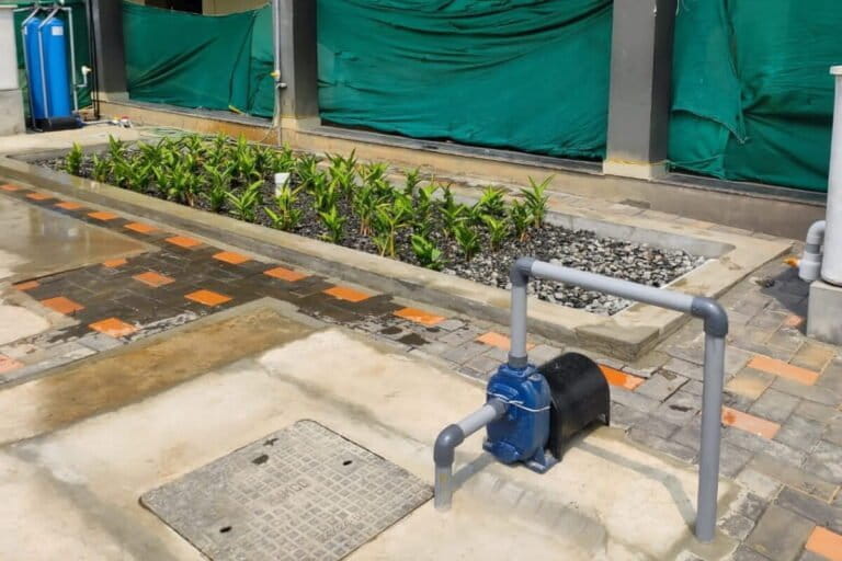 कोच्चि शहर में सी-एचईडी द्वारा स्थापित एक प्रकृति-आधारित सीवेज सिस्टम। एनबीएस अपशिष्ट जल के उपचार का एक विकेंद्रीकृत तरीका है, जिसमें सेप्टिक टैंक से निकलने वाला पानी भूजल को दूषित नहीं करता है। दरअसल इस पानी को पौधों और कंकड़-पत्थर की परत के नीचे से प्रवाहित किया जाता है, जहां बैक्टीरिया एक फिल्टर की तरह काम करते हैं। तस्वीर- सीएचईडी