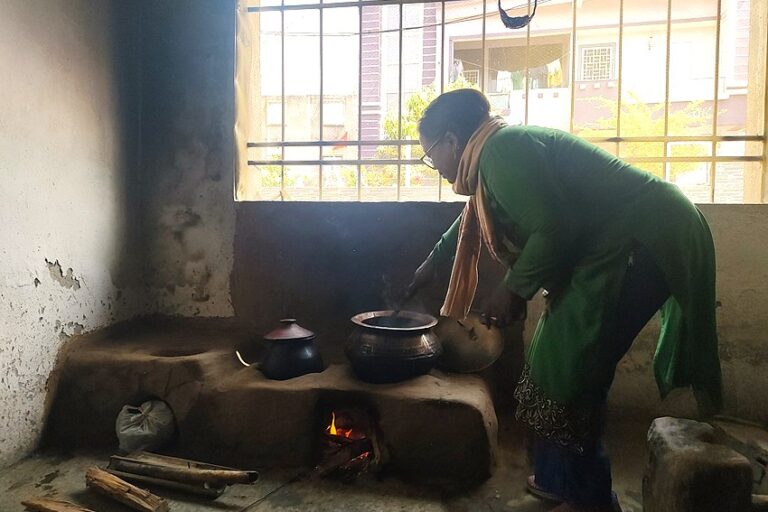 अपने रेस्टोरेंट में मटन पकाते हुए अरुणा तिर्की। वह स्लो फूड मूवमेंट का हिस्सा हैं, जो जैविक और सांस्कृतिक विविधता को संरक्षित करते हुए अच्छे, स्वच्छ और उचित भोजन की वकालत करता है। तस्वीर: कुंदन पांडे, मोंगाबे