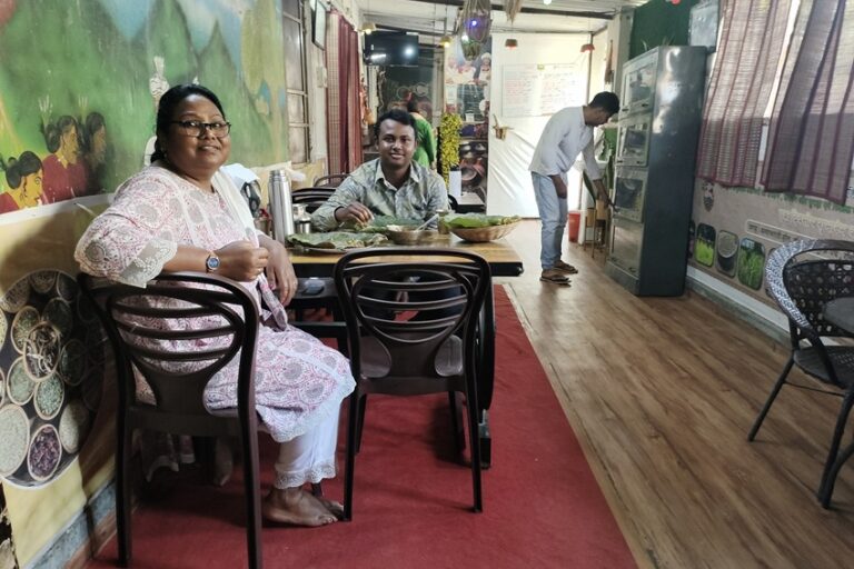 मार्च की शुरुआत में रांची के आजम एंबा रेस्टोरेंट में स्थानीय व्यंजनों का आनंद लेते गौरव मरांडी और उनकी मां रुत कच्छप। तस्वीर- कुंदन पांडे, मोंगाबे