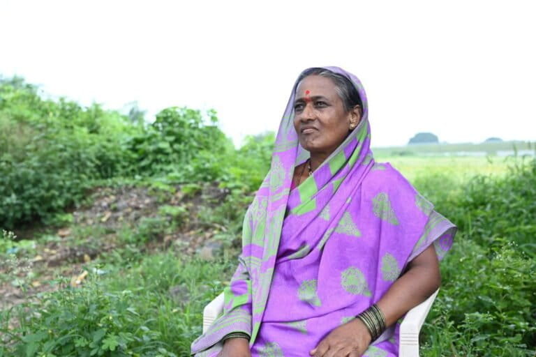 हडगांव की रहने वाली मंगलबाई काकड़े ने बताया कि हर साल बारिश के कारण काम छिन जाता है। खेती में काम करने वाली महिलाओं पर इस बेरोज़गारी का सबसे ज़्यादा असर पड़ता है। तस्वीर- यश पवार