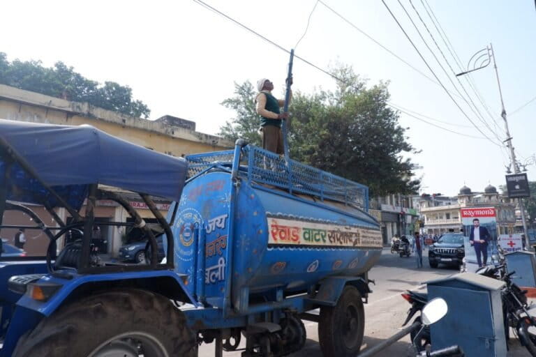 कई इलाकों में अधिकतर ट्यूबवेल के सूख जाने के बाद राजस्थान के किसान अब पानी के टैंकरों के सहारे हैं। जब देश के दूसरे राज्य भूजल के दोहन में कमी कर रहे हैं, वहीं राजस्थान सालाना 16.74 बिलियन क्यूबिक मीटर पानी पंप करता है। इसमें से 80% पानी सिंचाई के लिए इस्तेमाल किया जाता है। तस्वीर -अश्विनी कुमार शुक्ला