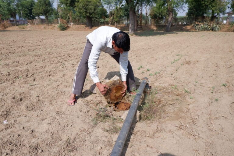 जयपुर जिले के कालाडेरा गांव के किसान लक्ष्मीनारायण यादव अपने सूखे ट्यूबवेल को दिखाते हुए। यादव का परिवार एक अति-दोहन वाले ब्लॉक में संघर्ष कर रहा है और पिछले पांच सालों में छः ट्यूबवेल के लिए लिए गए कर्ज में डूबा हुआ है। तस्वीर -अश्विनी कुमार शुक्ला।