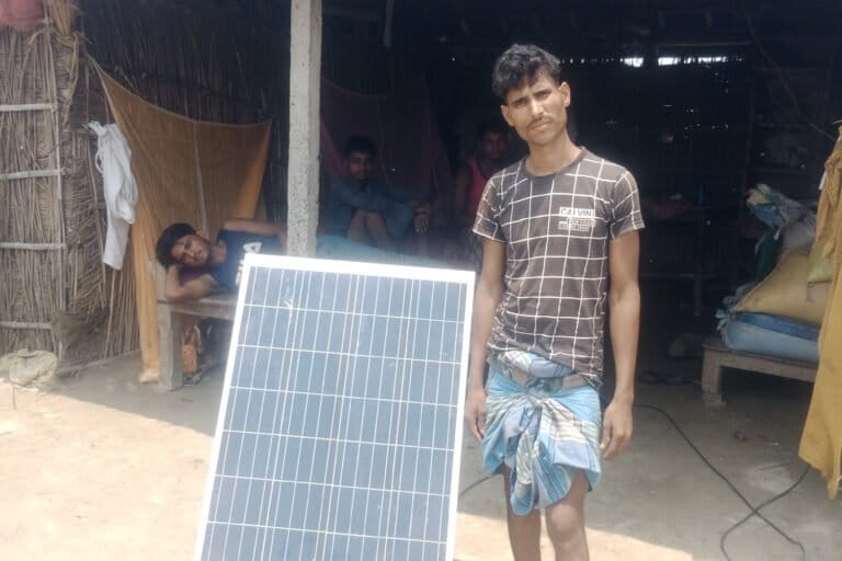  बगहा गांव के मोहम्मद इरफान जो सोलर प्लेट के जरिए बिजली जरूरतें पूरी करते हैं। तस्वीर- राहुल सिंह/मोंगाबे