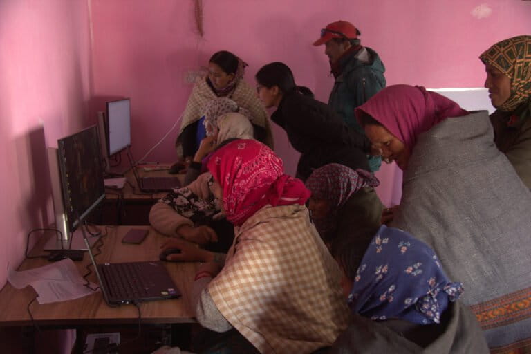 किब्बर गाँव की महिलाओं ने हिमाचल प्रदेश के हिम तेंदुआ सर्वेक्षण के दौरान एकत्रित आठ लाख से अधिक कैमरा ट्रैप तस्वीरों का विश्लेषण और टैगिंग किया। तस्वीर साभार- नेचर कंज़र्वेशन फाउंडेशन और हिमाचल प्रदेश वन विभाग