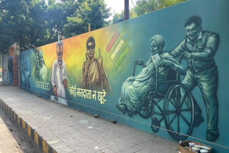 पटना में मुख्य निर्वाचन पदाधिकारी के कार्यालय के बाहर बना एक ग्रैफिटी, जो लोगों से मतदान की अपील करता है। तस्वीर - श्रीअंश प्रकाश