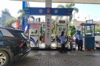 नई दिल्ली में एक पेट्रोल पंप। भारत में E20 के जल्द लॉन्च होने से उपभोक्ताओं की चिंताएं बढ़ गई हैं। तस्वीर- कुंदन पांडे