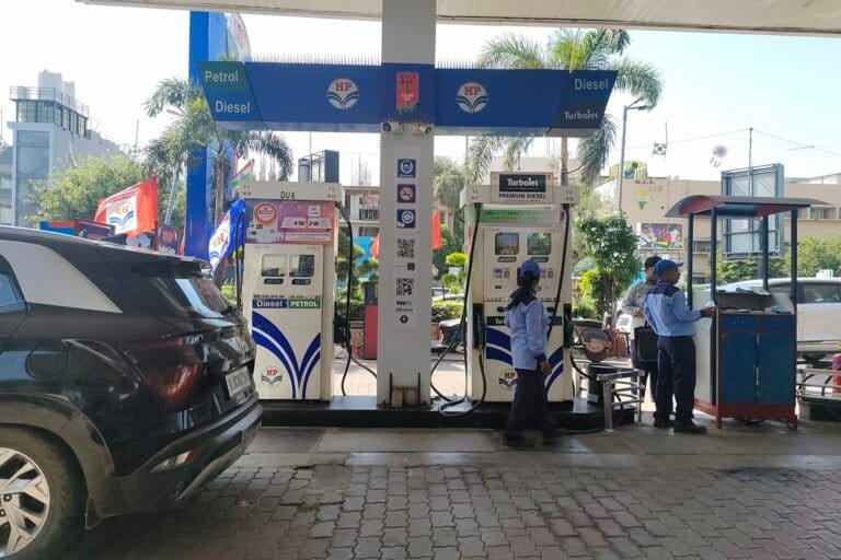 नई दिल्ली में एक पेट्रोल पंप। भारत में E20 के जल्द लॉन्च होने से उपभोक्ताओं की चिंताएं बढ़ गई हैं। तस्वीर- कुंदन पांडे