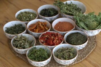 लद्दाखी व्यंजनों के बारे में संकीरण सोच का मुकाबला करने के लिए, शेफ कुनजेस आंगमो ने 2017 में आर्टिसनल अल्केमी की शुरुआत की, जो लेह में आयोजित क्यूरेट किए गए खान-पान से जुड़े अनुभवों की श्रृंखला है, जिसमें भोजन और कहानी कहने का मिला-जुला रूप दिखता है है। तस्वीर सौजन्य: कुनजेस आंगमो।