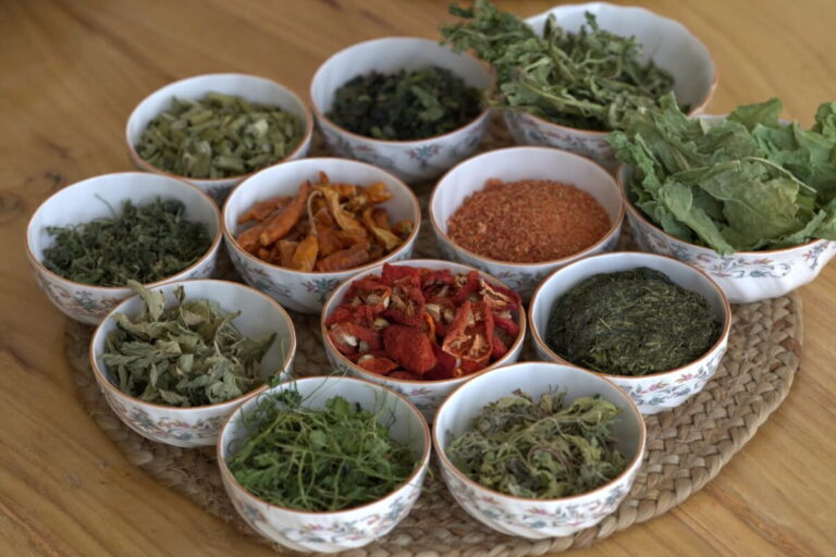 लद्दाखी व्यंजनों के बारे में संकीरण सोच का मुकाबला करने के लिए, शेफ कुनजेस आंगमो ने 2017 में आर्टिसनल अल्केमी की शुरुआत की, जो लेह में आयोजित क्यूरेट किए गए खान-पान से जुड़े अनुभवों की श्रृंखला है, जिसमें भोजन और कहानी कहने का मिला-जुला रूप दिखता है है। तस्वीर सौजन्य: कुनजेस आंगमो।