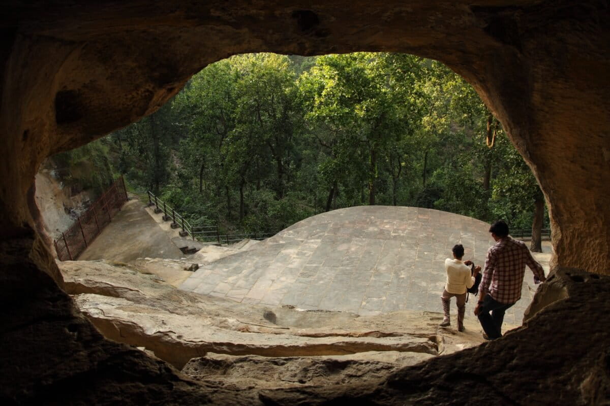 सरगुजा ज़िले के रामगढ़ गाँव के पास स्थित रामगढ़ पहाड़ी में दो प्रसिद्ध गुफाएँ हैं- सीताबेंगा और जोगीमारा। इन गुफाओं को दूसरी-तीसरी शताब्दी ईसा पूर्व का माना जाता है।