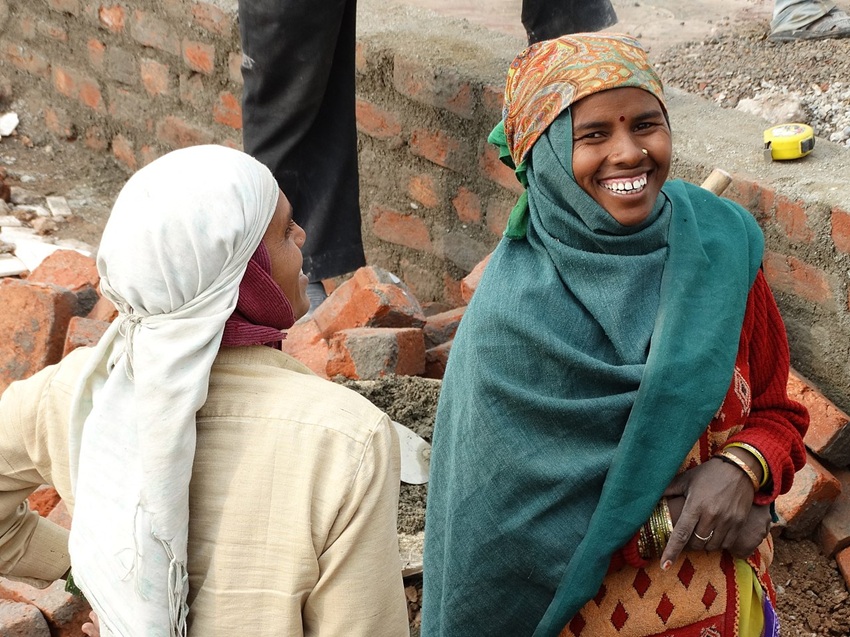 अमृतसर में निर्माण क्षेत्र में काम करने वाली एक महिला श्रमिक। एक रिपोर्ट के अनुसार, यह क्षेत्र भारत के सकल घरेलू उत्पाद में 8% का योगदान देता है और कृषि के बाद दूसरे सबसे बड़े कार्यबल को रोजगार मुहैया कराता है। तस्वीरः एडम जोन्स, विकिमीडिया कॉमन्स (CC-BY-SA-2.0)