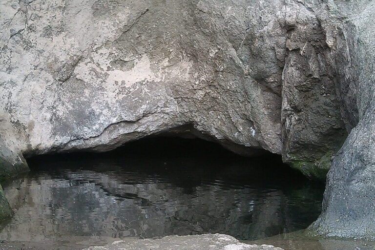 औरंगाबाद में एक एक्वीफर। दिल्ली जैसे शहर जहां दोमट मिट्टी होती है जिसमें रेत, चिकनी मिट्टी और बजरी शामिल होती है, वहां जमीन धंसने की संभावना ज्यादा होती है, क्योंकि मिट्टी के बहुत छोटे कण जमीन के नीचे पानी के रास्तों से बह जाते हैं। इससे खाली जगहें बनती हैं और जमीन अस्थिर हो जाती है। इसके विपरीत बेंगलुरु या कोयंबटूर जैसे शहरों में कठोर चट्टानों वाले एक्वीफर होते हैं जिनकी भार सहन क्षमता ज्यादा होती है और पानी निकालने का असर उन पर कम पड़ता है। तस्वीर: साई मनोज रेड्डी / विकिमीडिया कॉमन्स (CC BY-SA 4.0)