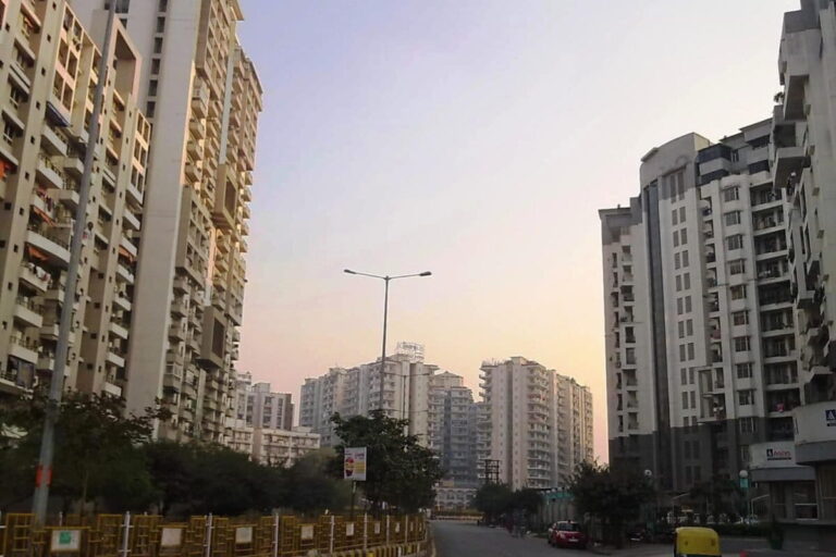 गाज़ियाबाद के अपार्टमेंट कॉम्प्लेक्स। एक नई स्टडी बताती है कि भारत के शहरों में दिल्ली और चेन्नई में जमीन धंसने की समस्या सबसे गंभीर है। दिल्ली में सबसे तेज़ धंसने वाले इलाके बिजवासन, फरीदाबाद और गाज़ियाबाद के आसपास हैं। तस्वीर: Mnstwr2418 / विकिमीडिया कॉमन्स (CC BY-SA 3.0)