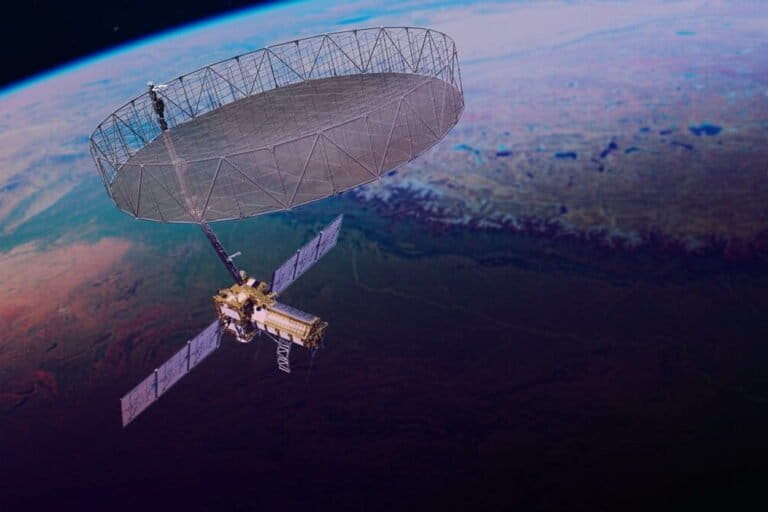 पूरी तरह एकीकृत और तैनात ऑब्जर्वेटरी सिस्टम के साथ NISAR। इसकी प्रमुख विशेषताओं में से एक इसका रडार एंटीना रिफ्लेक्टर है, जिसका व्यास 12 मीटर है। प्रतिनिधि तस्वीर: NASA/JPL-Caltech.