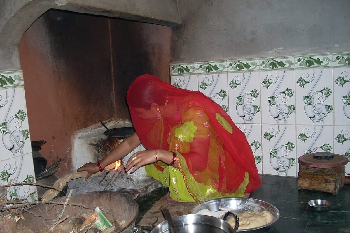 घर के अंदर का वायु प्रदूषण, खासतौर से पारंपरिक तरीके से खाना पकाने वाला ईंधन गर्भवती महिलाओं के भ्रूण के स्वास्थ्य पर बुरा असर डालता है। इस समस्या से निपटने के लिए ‘प्रधानमंत्री उज्ज्वला योजना’ घरों को स्वच्छ खाना पकाने का ईंधन उपलब्ध करा  रही है। तस्वीर- विपिन गोयल, विकिमीडिया कॉमन्स  विकिमीडिया क़ॉमन्स (CC BY-SA 3.0).