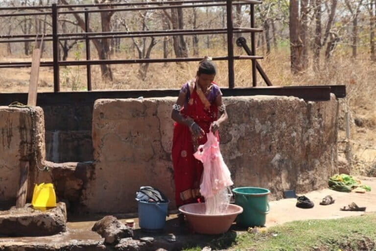 कुएं के पास कपड़े धोती एक महिला। मेलघाट के अधिकांश गांवों के कुओं का पानी गंदा है, जिसका इस्तेमाल महिलाएं कपड़े और बर्तन धोने के लिए करती हैं। इससे बीमारियां और संक्रमण फैल रहा है। तस्वीर: अभिजीत तांगड़े
